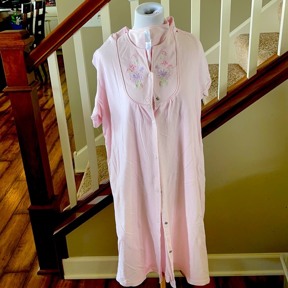Short sleeve lightweight robe. - Picture 1 of 3